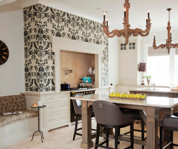 Dinding dapur dengan wallpaper bergaya damask
